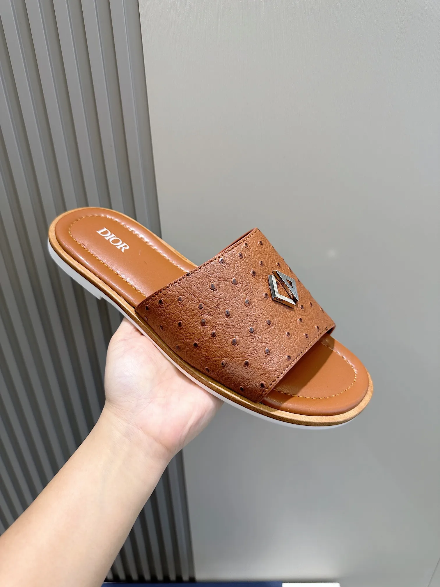 P320 [DIOR] Size 39-44 (38.45 custom-made) 2024ss Dior’s latest men’s slippers are a must-have. Dior Alias ​​Men's Genuine Leather Slippers This summer new Alias ​​sandal embodies a casual and elegant style. Carefully crafted from grained cow leather and Oblique printed fabric, with cowhide lining! Cross-strap design with metal-clad brass CD Diamond logo. The imported cowhide leather and rubber sole adds sophistication and comfort, while Oblique print-effect anti-slip panels add style.